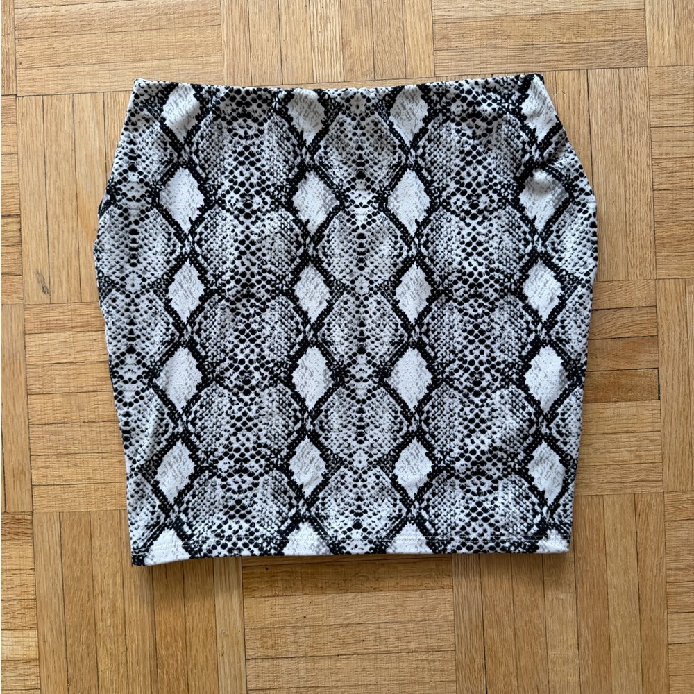 Chic Snake Print Pencil Skirt in Black and White